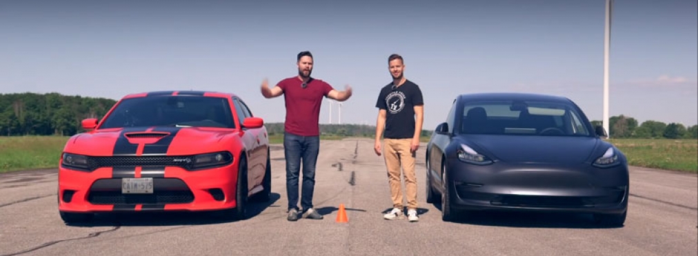 Dodge Charger SRT Hellcat сразился на прямой с Tesla Model 3