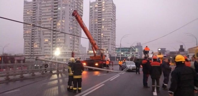 Назвали причину падения трех столбов на Шулявском путепроводе