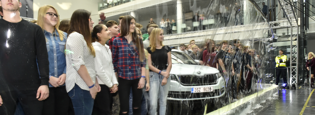 Видео дня: Skoda Kodiaq и 275 человек внутри мыльного пузыря