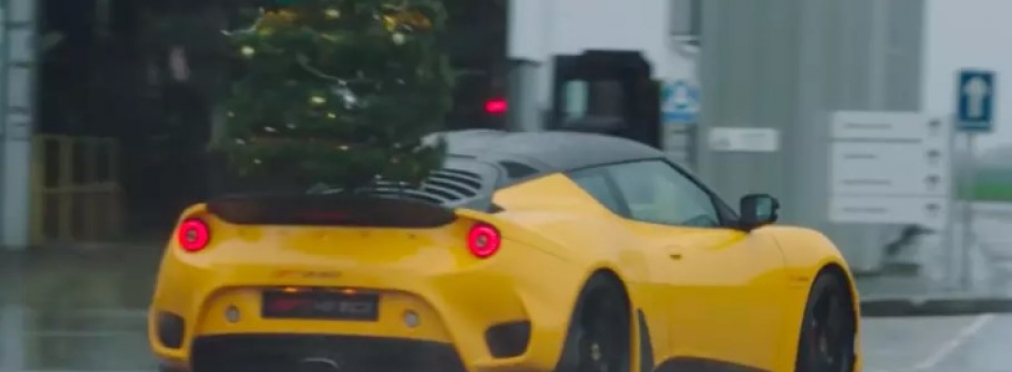 Самая бодрая доставка новогодней елки от Lotus Evora