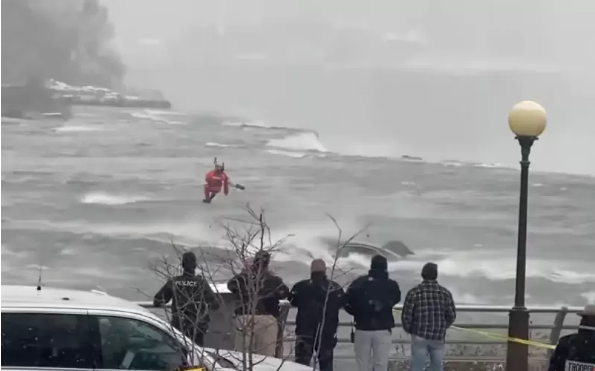 Пенсионерка на авто «заехала» в Ниагарский водопад (видео)