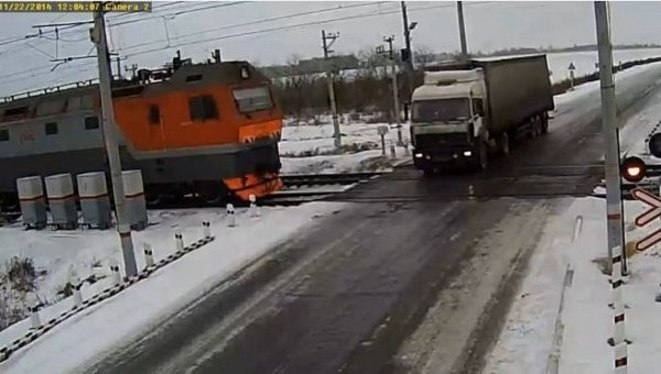 Столкновение грузовика и поезда. Шокирующее ДТП