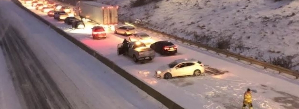 На скоростной трассе столкнулись четыре десятка автомобилей