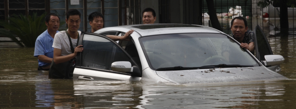 Как вода смывает автомобили с городских улиц