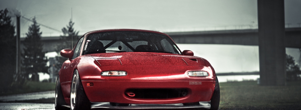 Mazda Miata выходит на дрифт