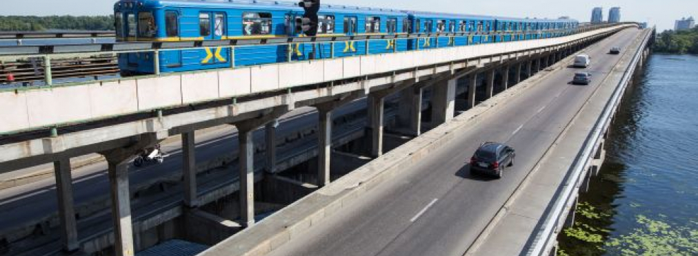 В Киеве возобновили движение транспорта по мостам Метро и Патона