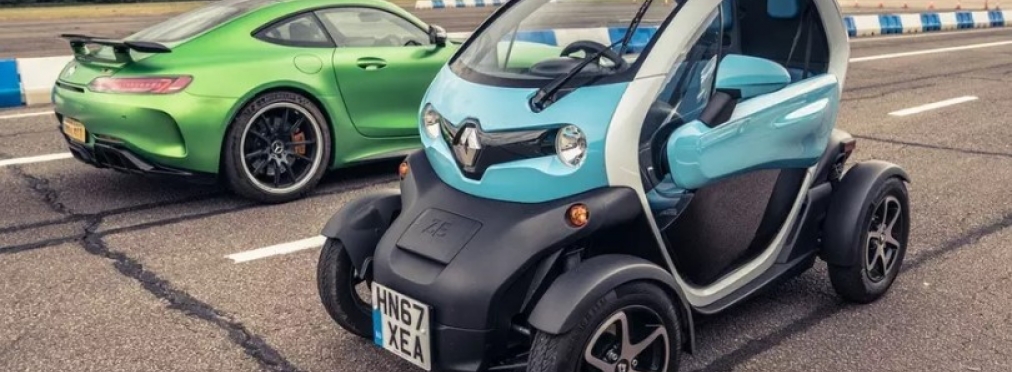 Гонка Mercedes-AMG GT R против электрокара Renault Twizy задним ходом