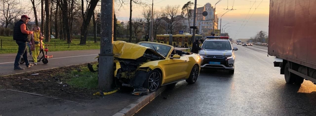 В Украине разбили 290-сильный Ford Mustang кабриолет