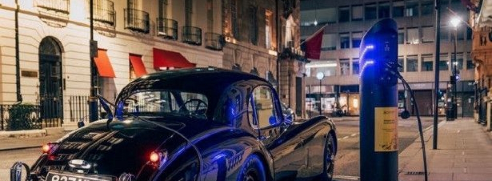 Классический Jaguar XK120 подключили к розетке