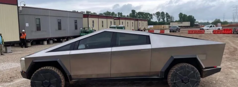 В сети показали салон Tesla Cybertruck, на котором Илон Маск приехал на завод в Техасе