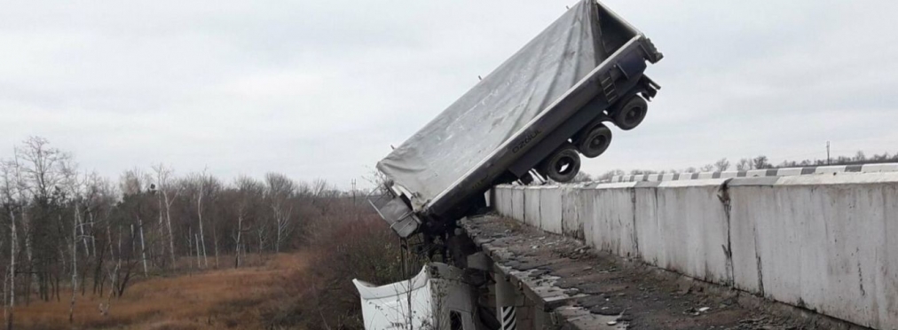 Под Мариуполем: с моста слетела фура и зависла над трассой (фото)