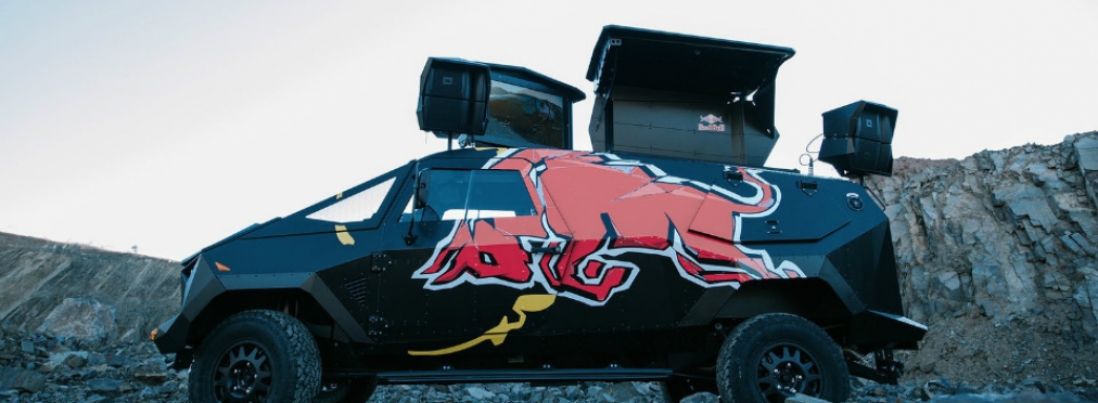 Дискотека на истребителе: Land Rover Defender от Red Bull