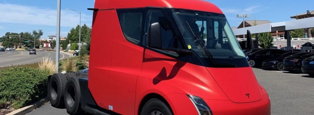 Тягач Tesla Semi испытали с полной нагрузкой