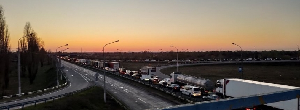 В Сети показали гигантскую пробку на трассе под украинским городом