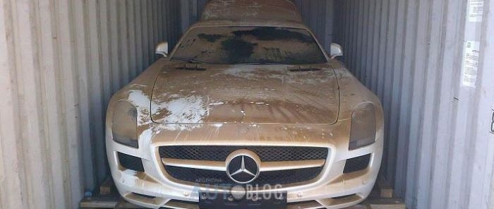 Утонувший контейнер с несколькими Mercedes подняли со дна