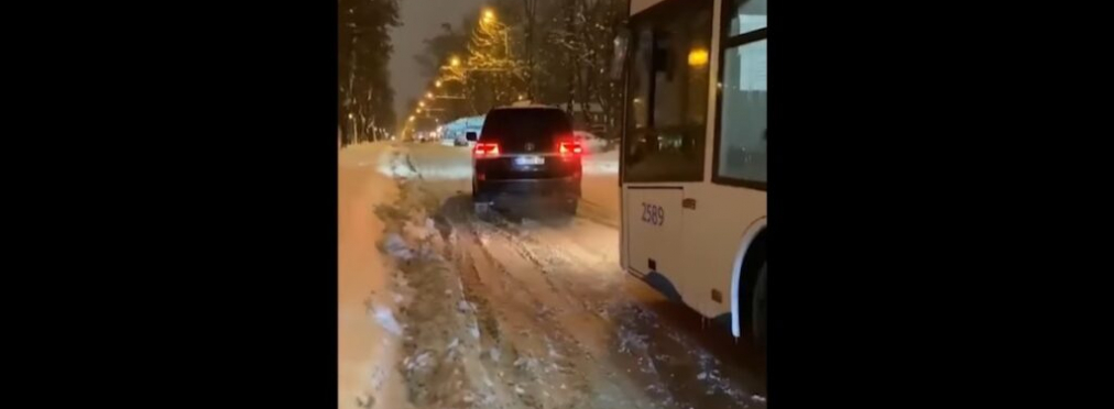 Полноприводные легковушки вытягивают из снежного плена троллейбус и фуру (видео)