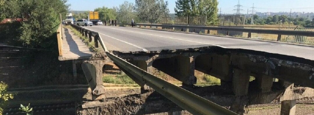 В Харькове обвалился автомобильный мост