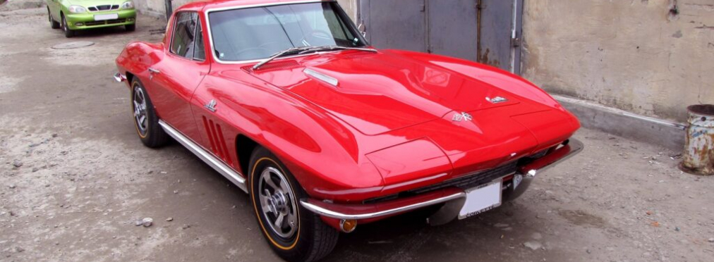 В Украине заметили впечатляющий Chevrolet Corvette 60-х годов