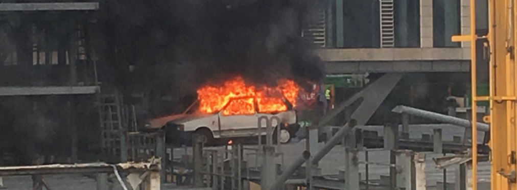 В заброшенном паркинге загорелся «древний» автомобиль