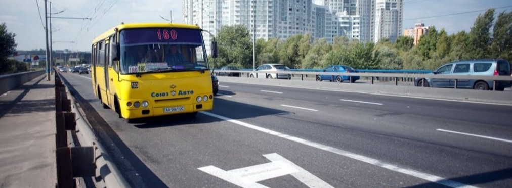 Водителей массово штрафуют за выделенную полосу