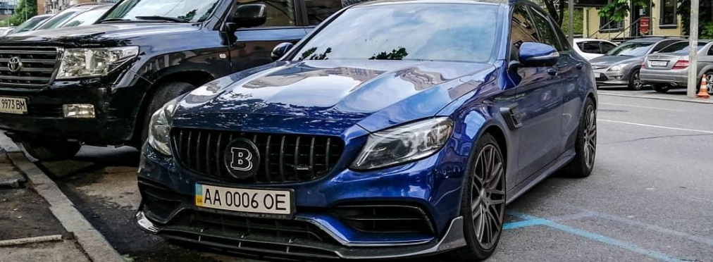 В Украине заметили сверхмощный седан Mercedes Brabus