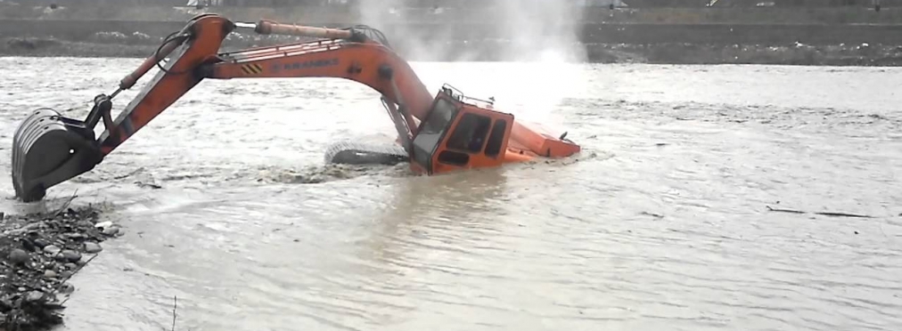 Водитель чудесным образом спас экскаватор