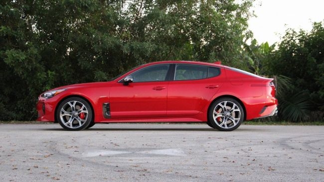 Kia Stinger GT выставили против Mercedes-AMG C43