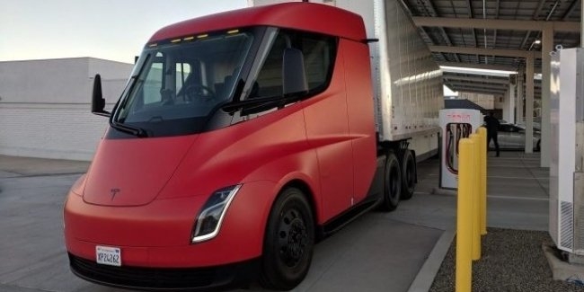 На дорогах заметили электрогрузовик Tesla Semi необычной расцветки