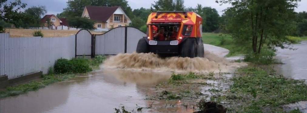 Потоп в Карпатах и обрушение моста запечатлели на видео