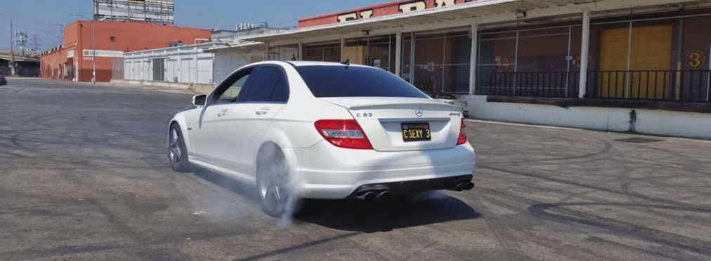 Девятилетний мальчик жжет шины на спорт-седане Mercedes C63 AMG 