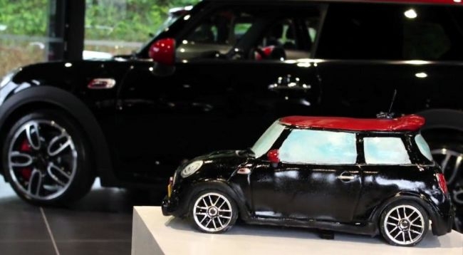 Автомобиль MINI превратили в радиоуправляемый торт