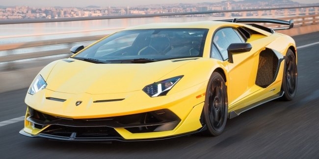 Lamborghini Aventador SVJ очень эффектно носится по льду