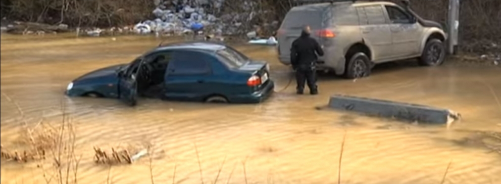 «Думал, что проедет». Водитель утопил свой автомобиль