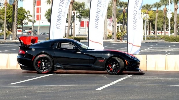 Лимитированный спорткар Dodge Viper отдадут всего за три доллара