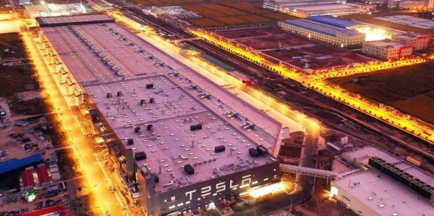 Почему Tesla не страдает от дефицита чипов? 