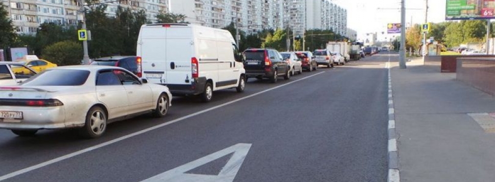 В Киеве пара активистов заблокировала проезд «легковушек» по выделенной полосе