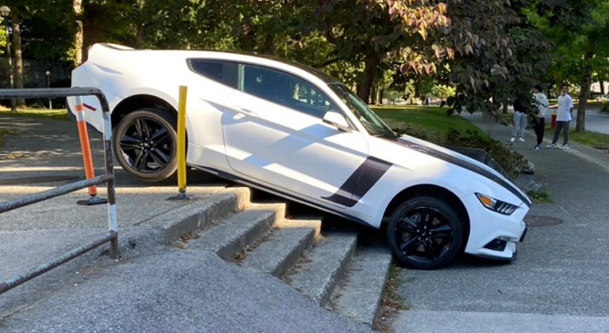 Ford Mustang угодил в «ловушку», в которую неоднократно попадали другие автомобили