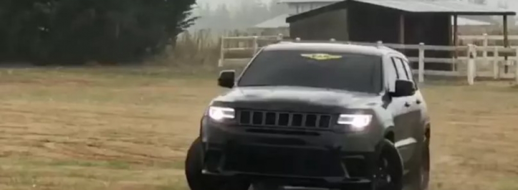 Jeep Grand Cherokee Trackhawk устроил дрифт в поле