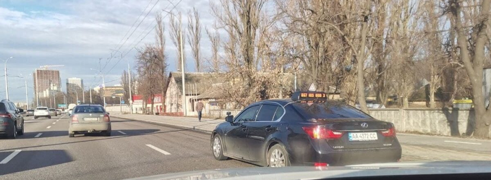 В Киеве заметили учебный Lexus