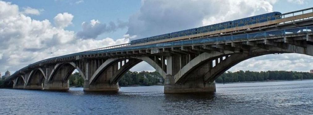 Мужчина в столице грозится взорвать мост Метро