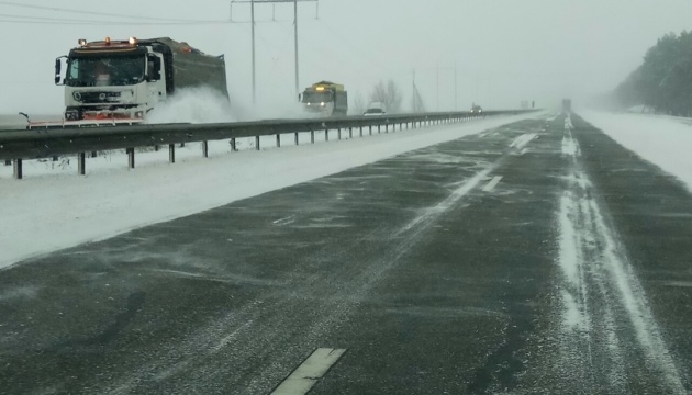 Непогода в Украине: в трех областях ограничили движение фур и автобусов