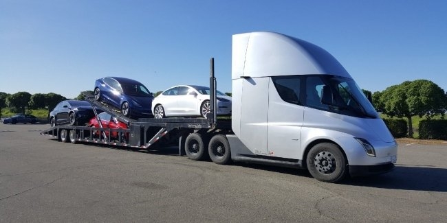 Tesla испытывает свой электрогрузовик, доставляя электрокары покупателям