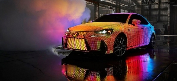 Автомобиль-гирлянда: этот Lexus может заменить новогоднюю елку