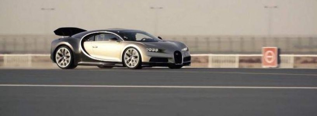 «Свой среди чужих»: Bugatti Chiron промчался по взлетной полосе