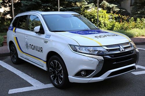 Полицейские страны получат 651 гибрид Mitsubishi Оutlander PHEV