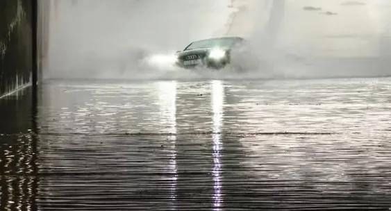 Водитель Audi не заметил огромную лужу и поплыл (Видео)