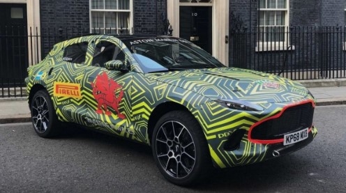 Первый кроссовер Aston Martin попался в естественной среде обитания 