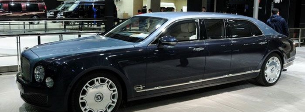 «Роскошный» кортеж во главе с лимузином Bentley Mulsanne